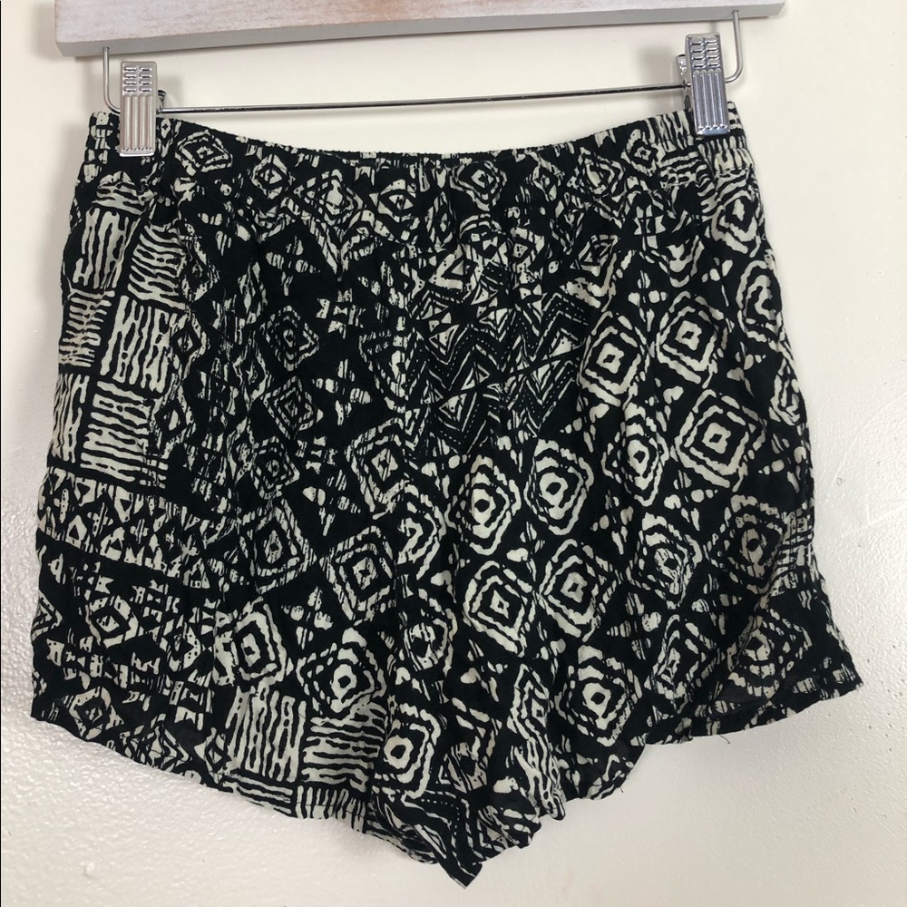 ✨Papaya Black & White Shorts✨ - Picture 3 of 5